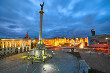 Fototapeta premium KYIV, UKRAINE, September 06, 2017: Night view of the independence memorial at Maidan Nezalezhnosti square in Kyiv