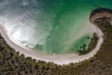 Keuken foto achterwand Cradle Mountain Tasmaanse kustlandschap in Australië. luchtfoto& 39 s van uitzicht op de rotsachtige oceaan in het zuiden van Tasmanië. steden en boerderijen laten zien.