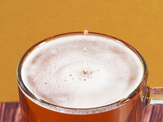 Bierglas mit Schaum und Biertropfen