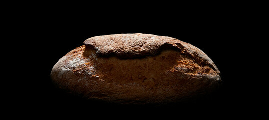 Obraz premium Fresh farmers bread in darkness