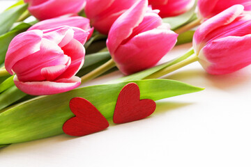 Zwei rote Herzchen mit Tulpen