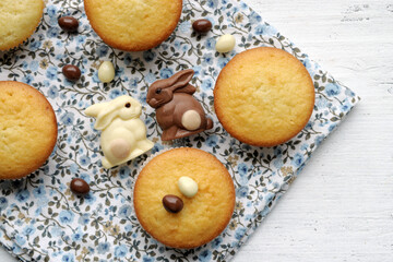Obraz na płótnie Canvas Muffins mit Schokoladen-Süßigkeiten zu Ostern