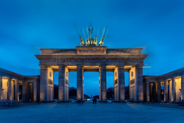 Brandenburger Tor in Berlin in der Abenddämmerung