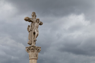 Jesucristo en la cruz tallado en piedra