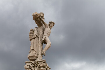 Jesucristo en la cruz tallado en piedra