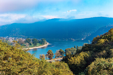 Fototapeta premium Magnificent turn of the great river Rhine