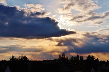 Sonne und Wolken am Abendhimmel