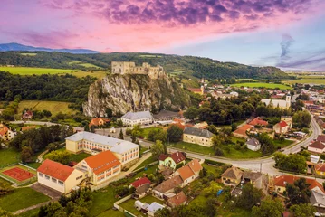 Foto op Plexiglas anti-reflex Beckov-kasteel in Slowakije dichtbij Trencin-stad © Fyle