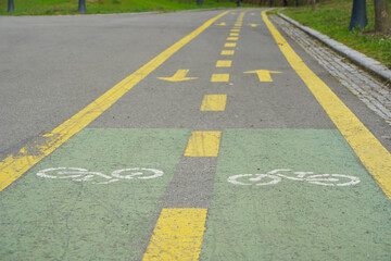 Obraz premium bicycle path in a public park. photo during the day.