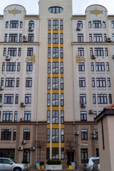 Obraz premium Multi-storey residential building with windows. White house with many windows. City building. Discreet modern style. Facade of the house. 