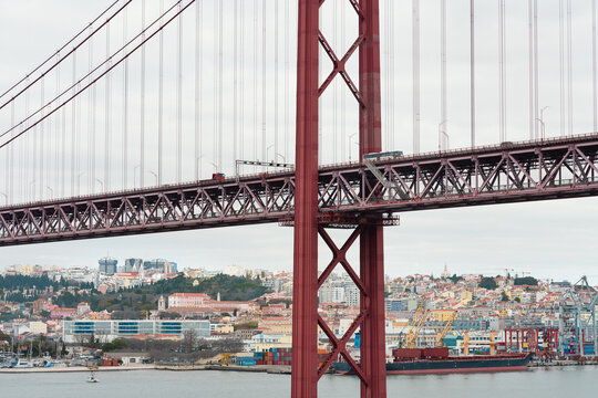 Hängebrücke und Containerhafen in Lissabon, Portugal