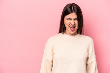 Obraz premium Young caucasian woman isolated on pink background shouting very angry, rage concept, frustrated.