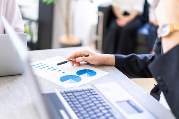 ビジネスミーティングをする男女