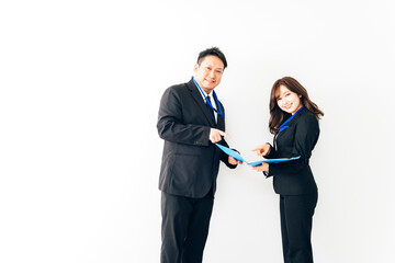 二人で打ち合わせをするスーツを着たビジネスパーソン