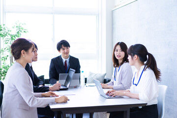 Obraz premium コンサルティング会社で働くビジネスパーソン