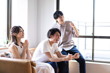 Fototapeta premium スポーツ観戦で盛り上がる若い男女