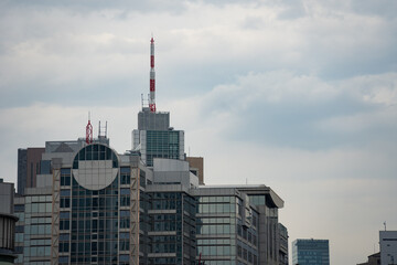 Fototapeta premium 曇り空と水道橋のビル