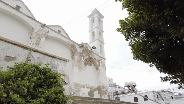 The 19th-century Archangelos Michael Church, with its white bell tower rising up above the surrounding harbourside buildings, displays icons dating from the 18th and 19th centuries.