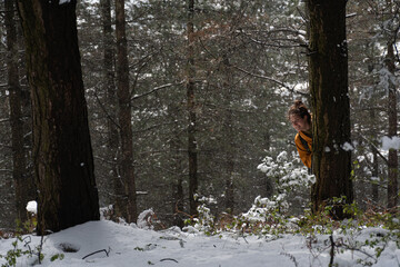 chica en la nieve con chaqueta amarilla
