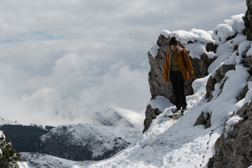 chica en la nieve con chaqueta amarilla
