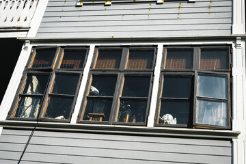 Fensterfron eines alten Holzhauses in Schweden