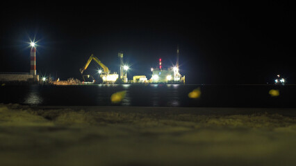 Chantier naval nocturne, à proximité de la plage de Port-La-Nouvelle
