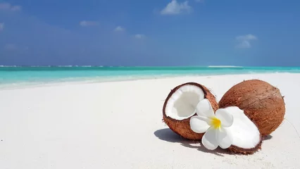 Rolgordijnen Beautiful shot of coconut and a plumeria flower on white sand on the sea background © Saowakhon Brown/Wirestock Creators