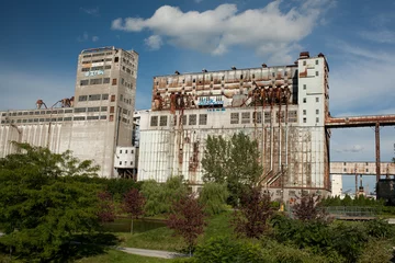 Foto auf Acrylglas Abandoned industrial factory in a city © Eps/Wirestock Creators
