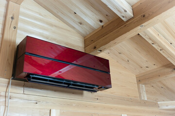 木造の家に設置されたエアコン