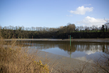 Fishermen's huts abandoned because of the siltation of the river.