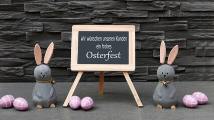 Tafel mit dem Text wir wünschen unseren Kunden ein frohes Osterfest.
