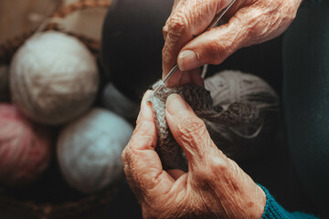 manos tejiendo abuela