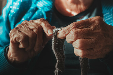 manos tejiendo abuela