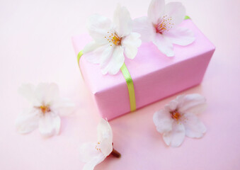 Fototapeta na wymiar 桜の花を飾り付けたキ贈り物