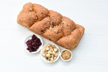 Large wholemeal cereal bread, oatmeal, walnuts, panela and blueberries