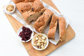 Large wholemeal cereal bread, oatmeal, walnuts, panela and blueberries