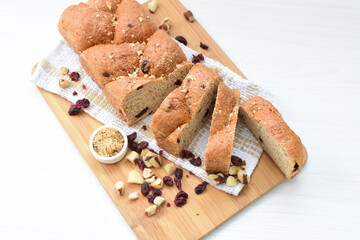 Large wholemeal cereal bread, oatmeal, walnuts, panela and blueberries