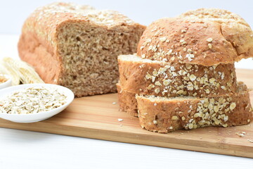 Large wholemeal oatmeal bread, sweetened with natural panela