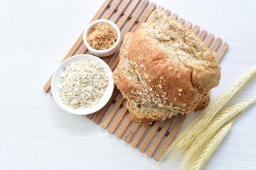 Large wholemeal oatmeal bread, sweetened with natural panela
