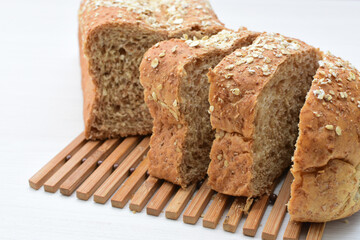 Large wholemeal oatmeal bread, sweetened with natural panela
