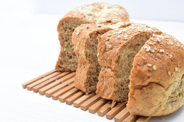 Large wholemeal oatmeal bread, sweetened with natural panela