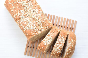 Large wholemeal oatmeal bread, sweetened with natural panela