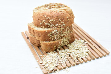 Large wholemeal oatmeal bread, sweetened with natural panela