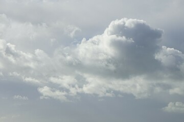 Nuages dans le ciel .