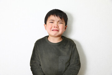 泣き顔の男の子。泣いているアジアの男の子。