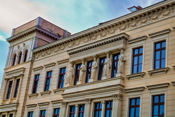 görlitz, deutschland - saniertes altes haus mit statuen