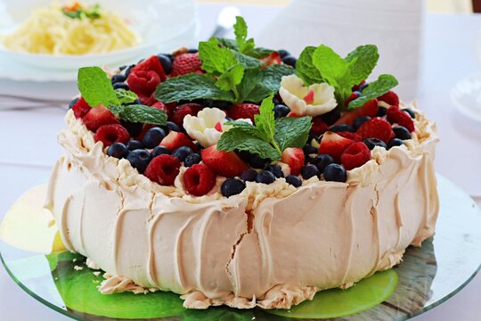 Beza Pavlova z owocami leśnymi