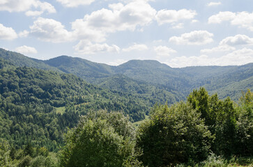 Fototapeta na wymiar Beautiful landscapes of high mountains in warm autumn in the Carpathians