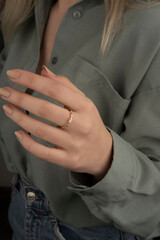 Obraz na płótnie Canvas Young woman's hand wearing a diamond ring. wedding accessories bride.