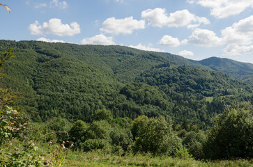 Fototapeta na wymiar Beautiful landscapes of high mountains in warm autumn in the Carpathians